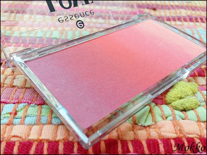 Румяна Essence Love & Sound Blush из весенней коллекции макияжа Essence Love & Sound Collection Spring 2015 в оттенке 01 sunset @ center stage