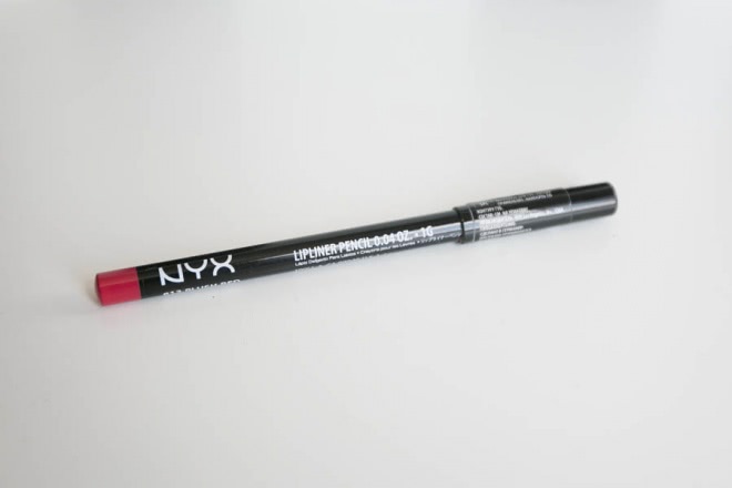 Карандаш для губ Nyx Slim Lipliner Pencil в оттенке 813 Plush Red
