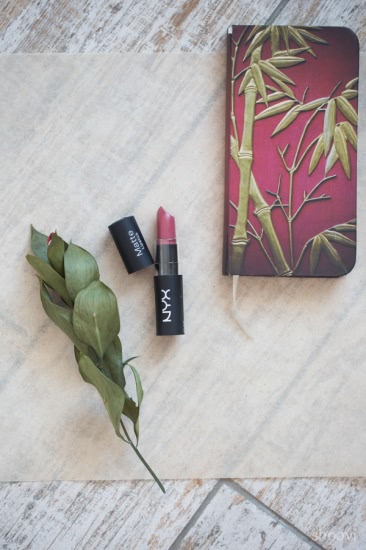 Матовая помада NYX Matte Lipstick в оттенке 15 Whipped Caviar