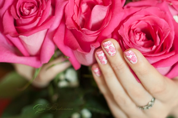 Розовый маникюр с лаками El Corazon и пластиной MoYou London Pro Collection 08