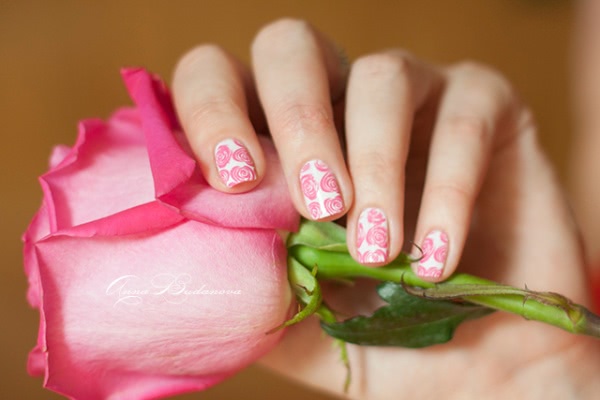Розовый маникюр с лаками El Corazon и пластиной MoYou London Pro Collection 08