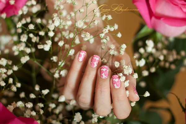 Розовый маникюр с лаками El Corazon и пластиной MoYou London Pro Collection 08