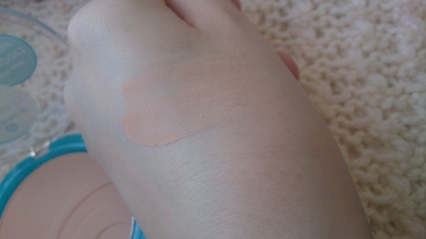 Пудра от Essence Pure Skin Anti-Spot Compact Powder в оттенке 01 Beige для проблемной кожи