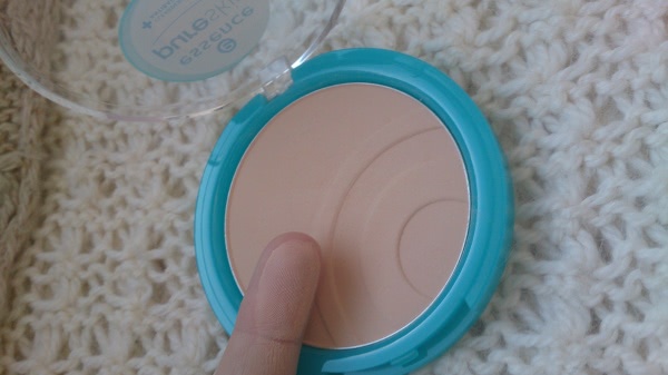 Пудра от Essence Pure Skin Anti-Spot Compact Powder в оттенке 01 Beige для проблемной кожи