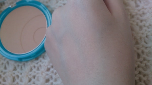 Пудра от Essence Pure Skin Anti-Spot Compact Powder в оттенке 01 Beige для проблемной кожи
