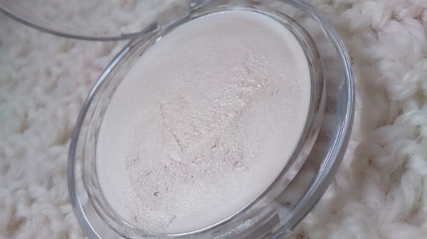 Немного сияния вместе с Essence Soo Glow! Cream to Powder Highlighter 10 Look on the bright side