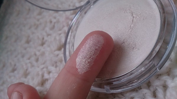 Немного сияния вместе с Essence Soo Glow! Cream to Powder Highlighter 10 Look on the bright side
