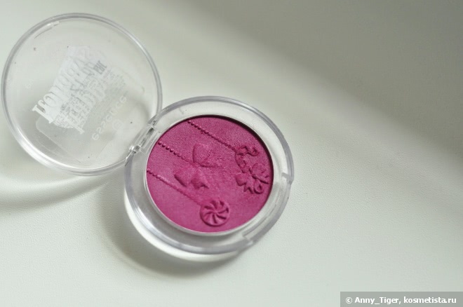 Тени Essence Happy Holidays Eyeshadow 01 Plum Sugar Fairy