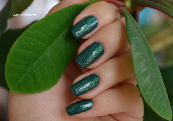 Kiko Sun Pearl nail lacquer # 428 River Green и новогодний дизайн