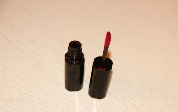 Shiseido Lacquer Rouge в оттенке RD 607