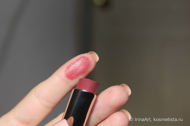 Если не любите матовый сухой финиш, то вам точно нужны помады от Rimmel. Оттенки 700 Naughty Nude и 510 Best of the Best