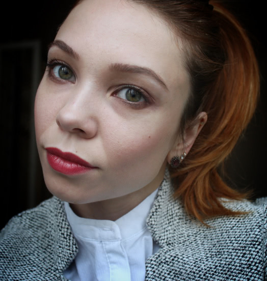 Губная помада Essence Longlasting lipstick в оттенке №04 Catwalk