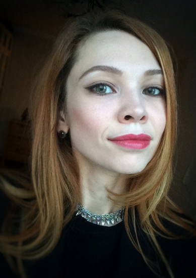Губная помада Essence Longlasting lipstick в оттенке №04 Catwalk