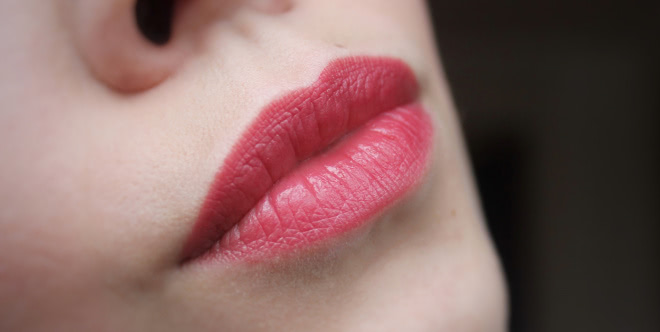 Губная помада Essence Longlasting lipstick в оттенке №04 Catwalk