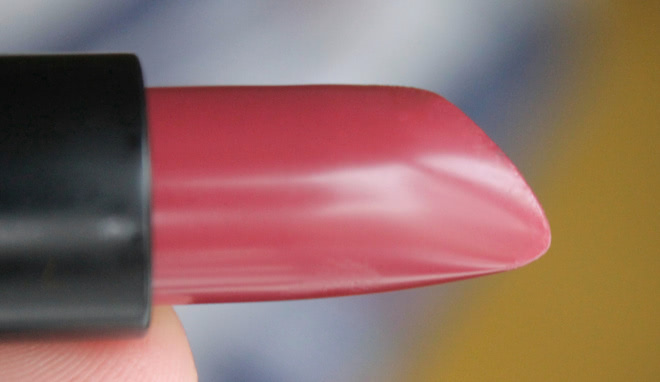 Губная помада Essence Longlasting lipstick в оттенке №04 Catwalk