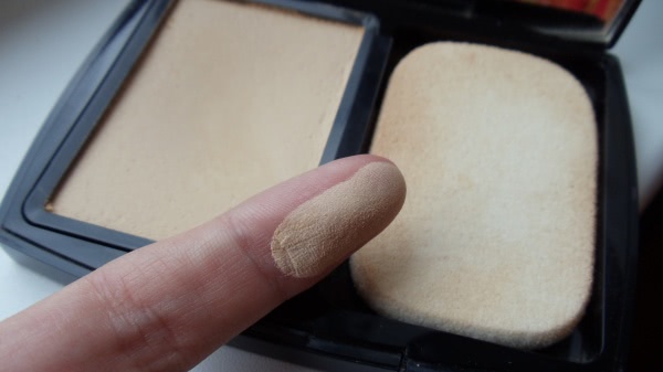 Чувство неопределенности с пудрой Chanel Mat Lumiere Luminous Matte Powder Makeup SPF 10 (в оттенке 50)