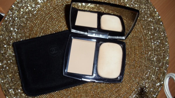 Чувство неопределенности с пудрой Chanel Mat Lumiere Luminous Matte Powder Makeup SPF 10 (в оттенке 50)