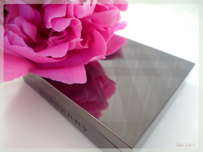 Румяна Burberry Light Glow Natural Blush, #02 Cameo Blush