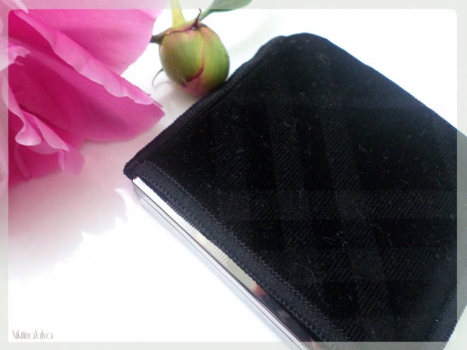 Румяна Burberry Light Glow Natural Blush, #02 Cameo Blush