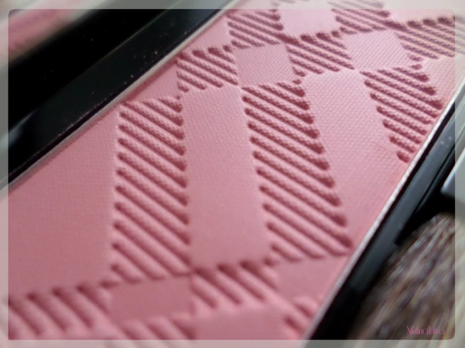 Румяна Burberry Light Glow Natural Blush, #02 Cameo Blush