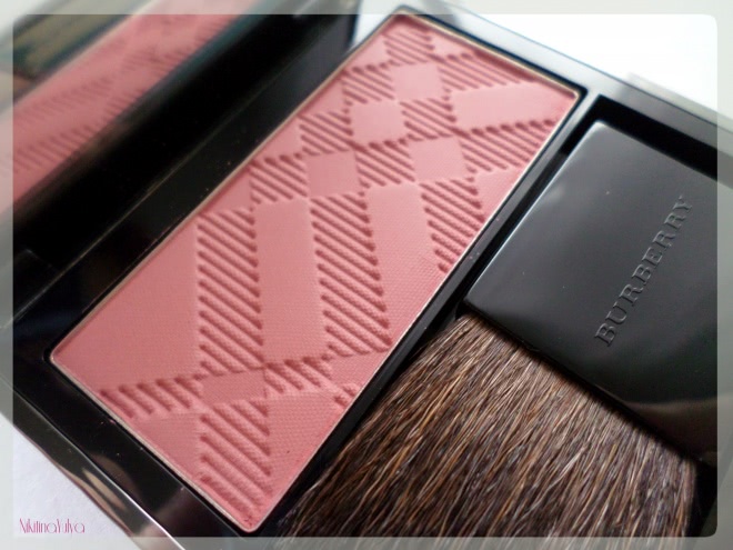 Румяна Burberry Light Glow Natural Blush, #02 Cameo Blush