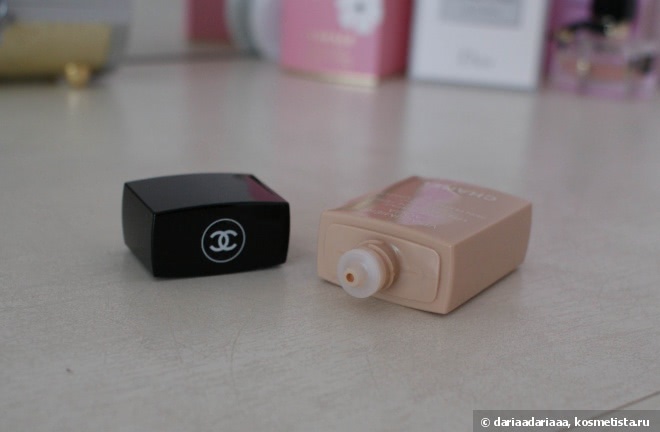 Тональный крем «Естественное сияние» Chanel Vitalumiere Aqua Ultra Light Skin Perfecting Makeup SPF 15 в оттене 10 Beige