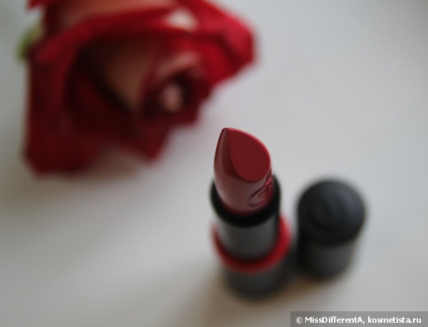 Двое идеальных: Стойкая матовая губная помада Essence Long Lasting Lipstick #14 Adorable Matt. Карандаш для губ Essence Lipliner #14 Femme Fatale