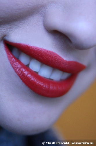 Двое идеальных: Стойкая матовая губная помада Essence Long Lasting Lipstick #14 Adorable Matt. Карандаш для губ Essence Lipliner #14 Femme Fatale