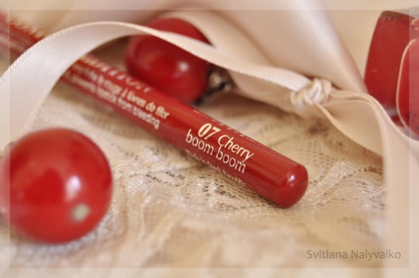Контурный карандаш для губ Bourjois Levres Contour Edition Lip Liner в оттенке 07 Cherry boom boom. Прекрасная пара для красных помад