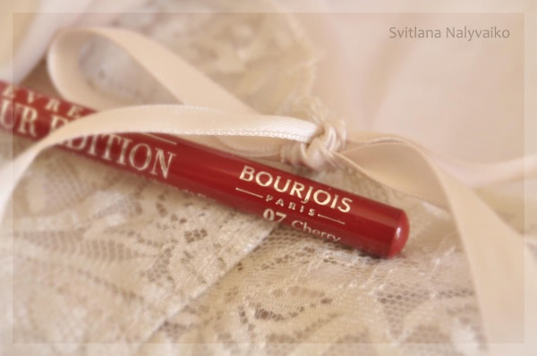 Контурный карандаш для губ Bourjois Levres Contour Edition Lip Liner в оттенке 07 Cherry boom boom. Прекрасная пара для красных помад