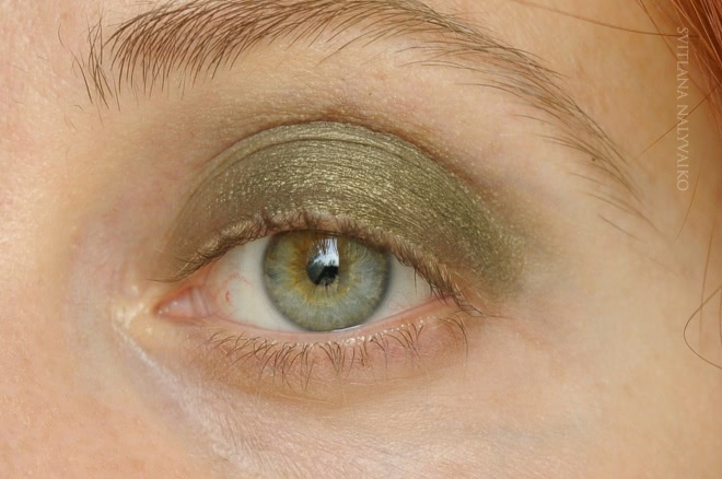 Идеальный хаки. Стойкие тени для век L`oreal Paris Color Riche Mono из серии Smoky в оттенке 305 Kaki Repstyle