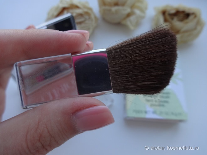Летние румяна Clinique Blushing Blush в оттенке 102 Innocent Peach