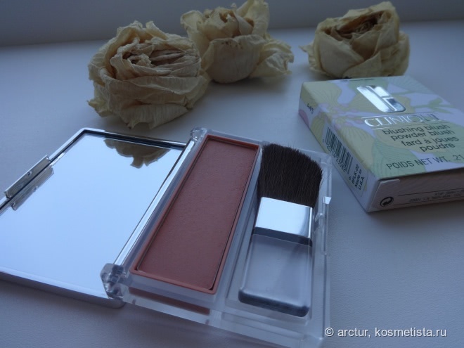 Летние румяна Clinique Blushing Blush в оттенке 102 Innocent Peach