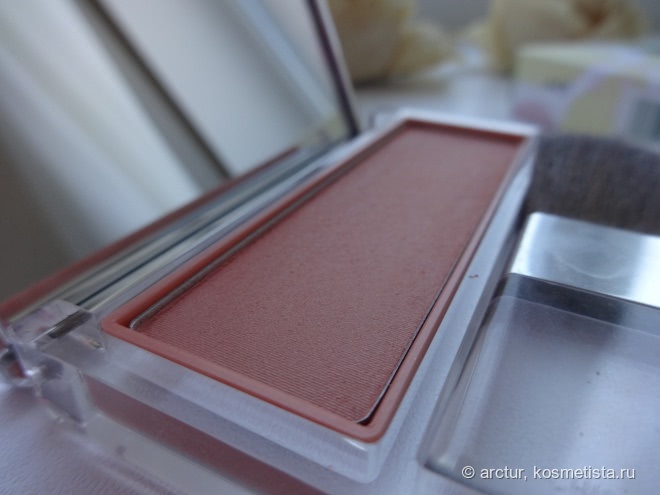 Летние румяна Clinique Blushing Blush в оттенке 102 Innocent Peach