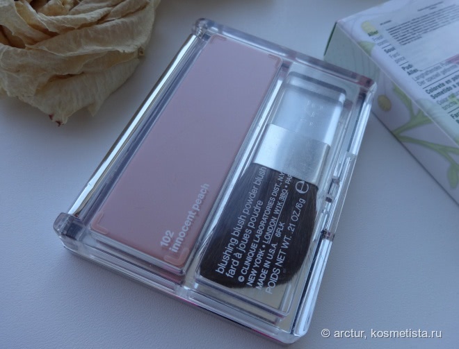 Летние румяна Clinique Blushing Blush в оттенке 102 Innocent Peach