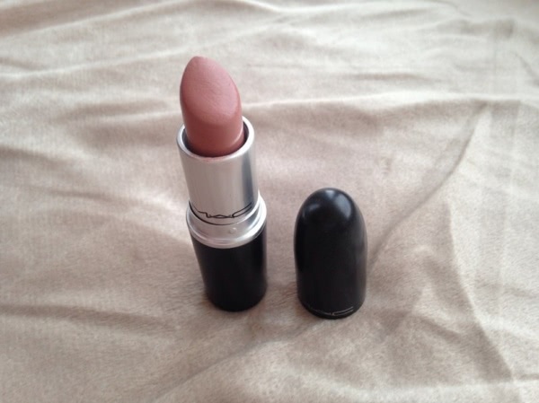 Нежнейший нюд в исполнении MАС Amplified Creme Lipstick в оттенке Blankety