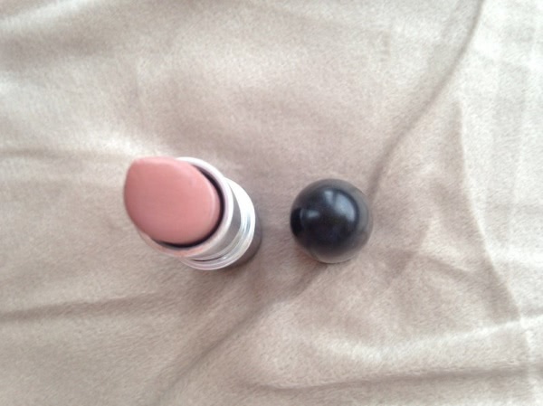 Нежнейший нюд в исполнении MАС Amplified Creme Lipstick в оттенке Blankety