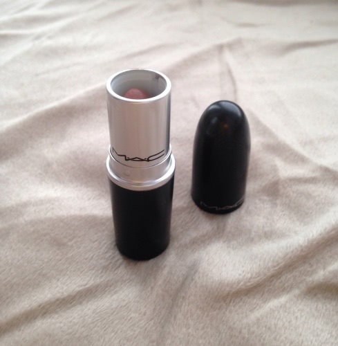 Нежнейший нюд в исполнении MАС Amplified Creme Lipstick в оттенке Blankety