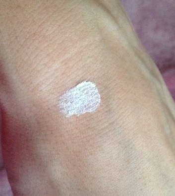 Сравнение баз под тени: E.l.f. Cosmetics Eyelid Primer в оттенке Pearl, Lumene Beauty Base Eyeshadow Primer и Make Up Factory Sensitive Eyeshadow Base