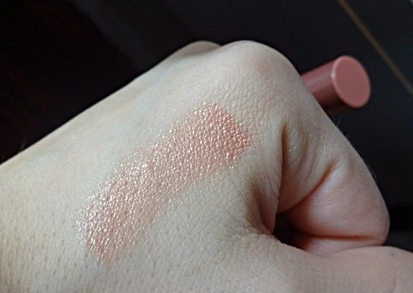 Еще один лжечабби: Revlon Laquer Balm Colorbust Crayon #105 Demure