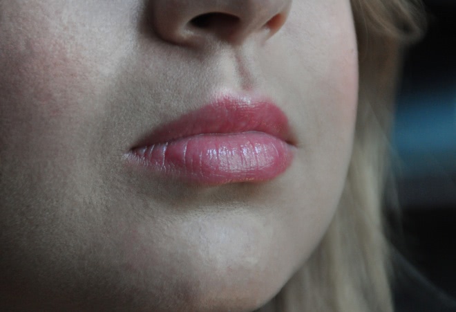 Сочные губы с бальзамом для губ Essence Glossy kiss lipbalm 04 Cherry kiss