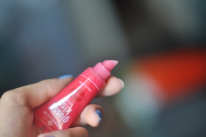 Сочные губы с бальзамом для губ Essence Glossy kiss lipbalm 04 Cherry kiss