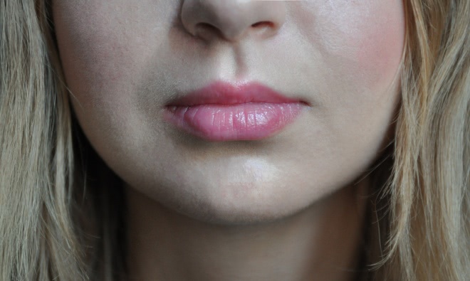 Сочные губы с бальзамом для губ Essence Glossy kiss lipbalm 04 Cherry kiss