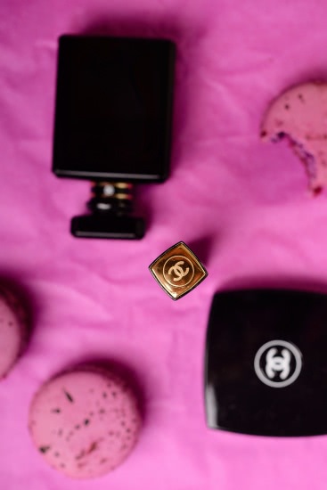 Прекрасный и ужасный Chanel Rouge Allure Extrait De Gloss 72 Controversy
