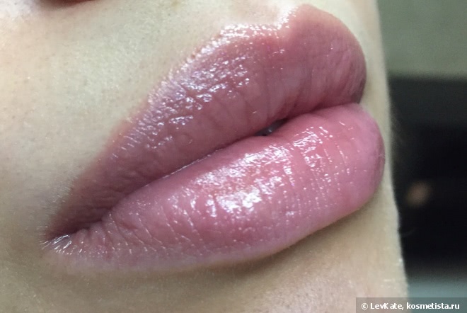 Увлажняющая помада с блеском Chanel Rouge Coco Shine Hydrating Sheer Lipshine в оттенке 94 Confident, 96 Aura