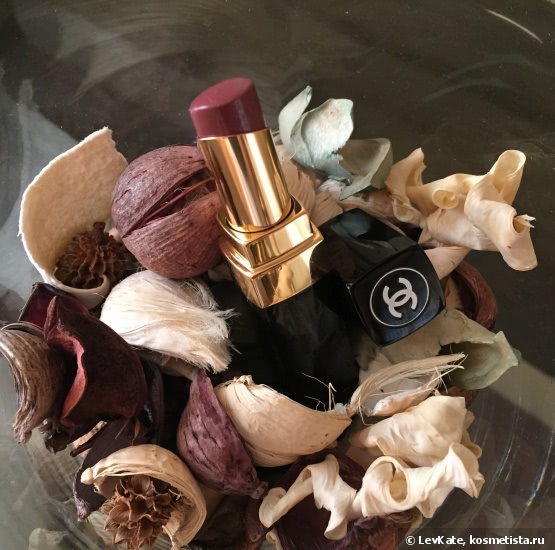 Увлажняющая помада с блеском Chanel Rouge Coco Shine Hydrating Sheer Lipshine в оттенке 94 Confident, 96 Aura