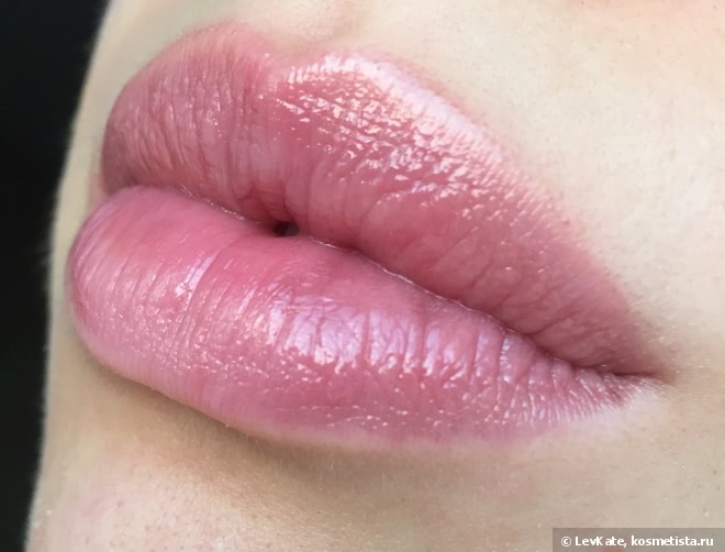 Увлажняющая помада с блеском Chanel Rouge Coco Shine Hydrating Sheer Lipshine в оттенке 94 Confident, 96 Aura