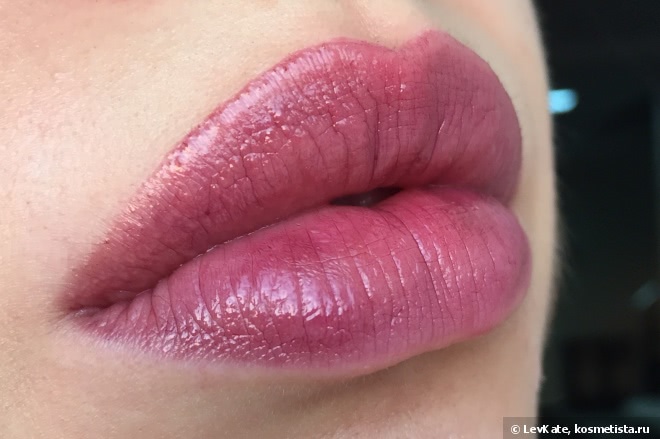 Увлажняющая помада с блеском Chanel Rouge Coco Shine Hydrating Sheer Lipshine в оттенке 94 Confident, 96 Aura