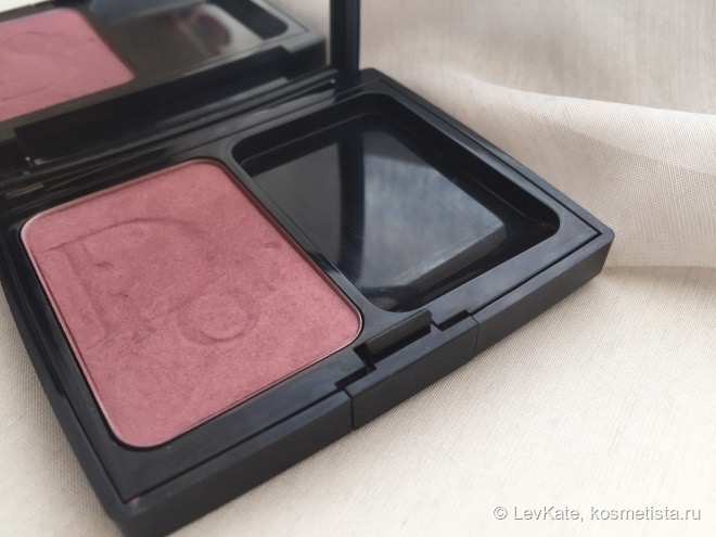 Яркие компактные румяна Dior Diorblush Vibrant Colour Powder Blush в оттенке 566 Сумеречный Милли