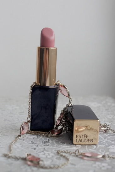 Если вы в поисках розового нюда, тогда вам сюда Rouge Dior Nude Lip Blush Voluptous Care № 263 Swan и Estee Lauder Pure Color Envy Sculpting Lipstick № 120 Desirable